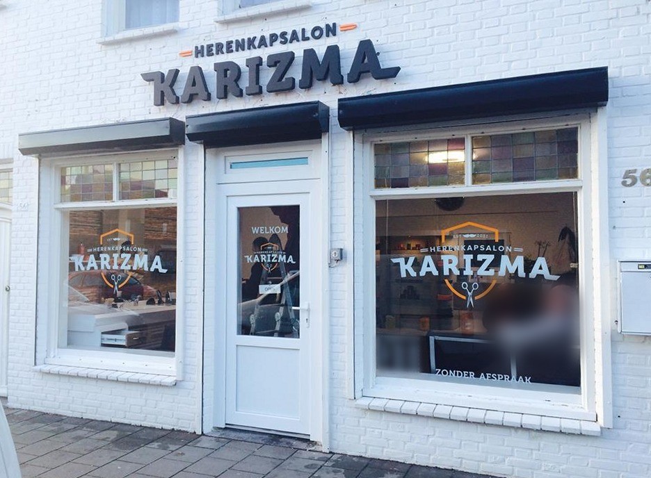 De witte winkelpui van Karizma aan de Hendriklaan, met het logo op de ramen en 'Zonder afspraak' op het glas